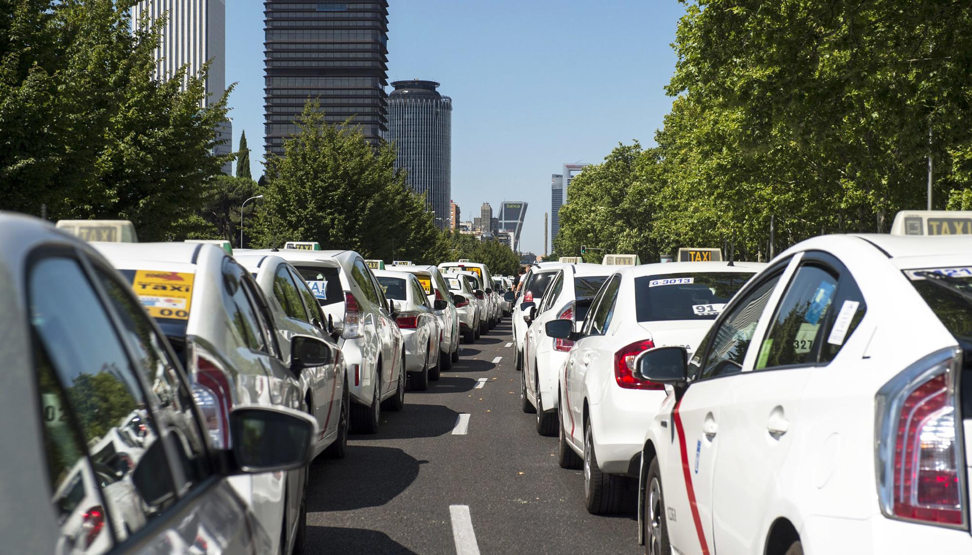 Huelga de taxis en Madrid frente a Fomento